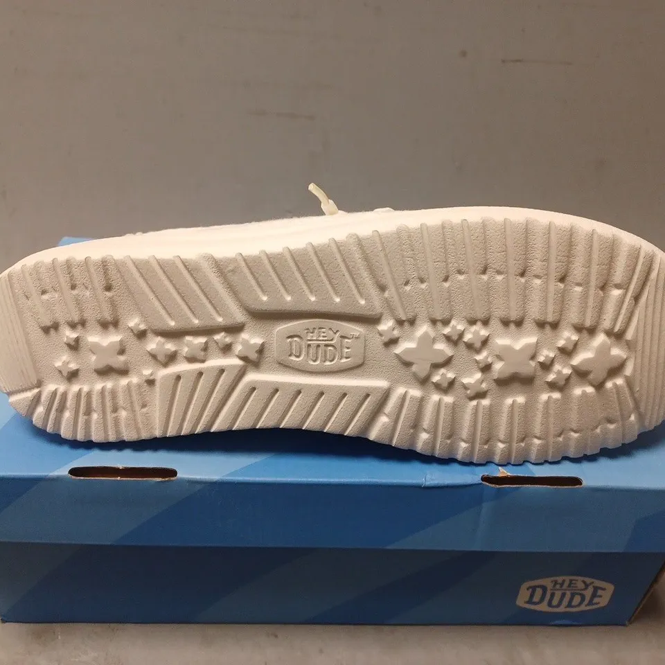 BOXED PAIR OF HEY DUDE WENDY EYELET LACE SHOES - UK SIZE 5