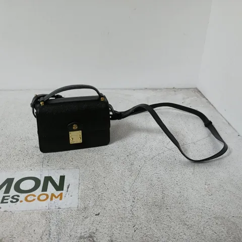 BLACK LEATHER HANDBAG WITH GOLD-TONE CLASP AND CROSSBODY STRAP