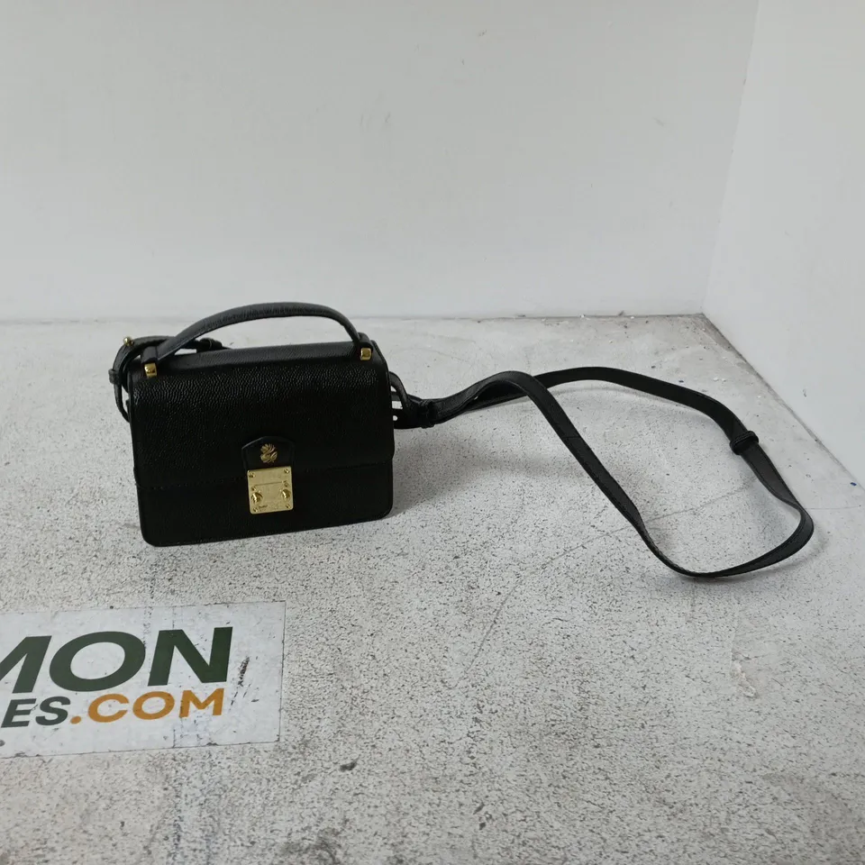 BLACK LEATHER HANDBAG WITH GOLD-TONE CLASP AND CROSSBODY STRAP
