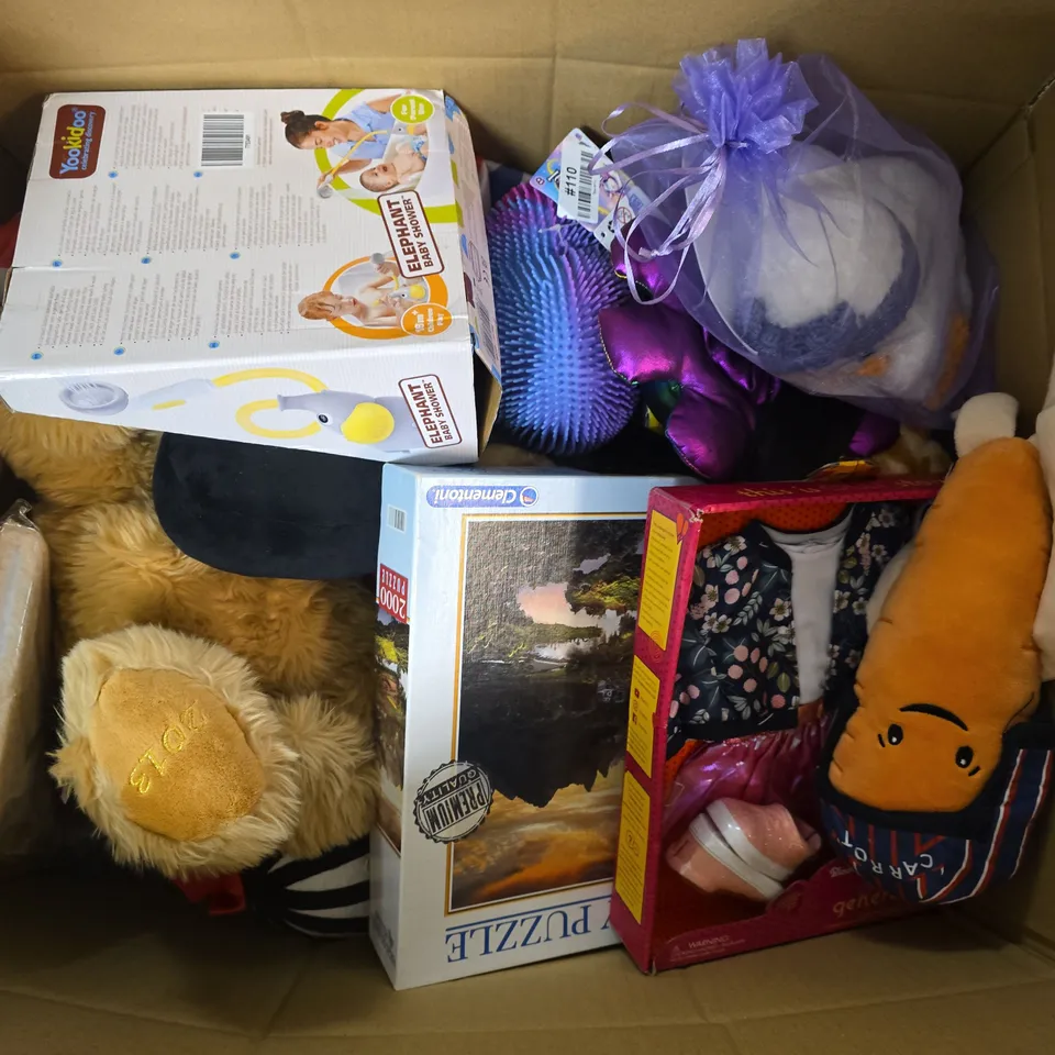 APPROXIMATELY 25 ASSORTED TOYS, GAMES, GIFTS AND NOVELTIES TO INCLUDE ELEPHANT BABY SHOWER, 2000 PIECE PUZZLE, CARROT PLUSH, ETC - COLLECTION ONLY