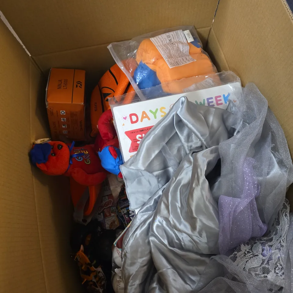 BOX OF APPROXIMATELY 22 ASSORTED TOY ITEMS TO INCLUDE JIGSAWS, FOOTBALL, MERMAID NIGHT LIGHT, SPIDERMAN BOWLS, FRISBY ETC