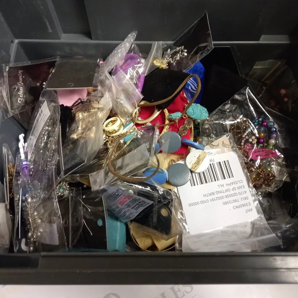 BOX OF APPROX 10 ASSORTED COSTUME JEWELLERY ITEMS INCLUDING BRACELETS, NECKLACES AND RINGS