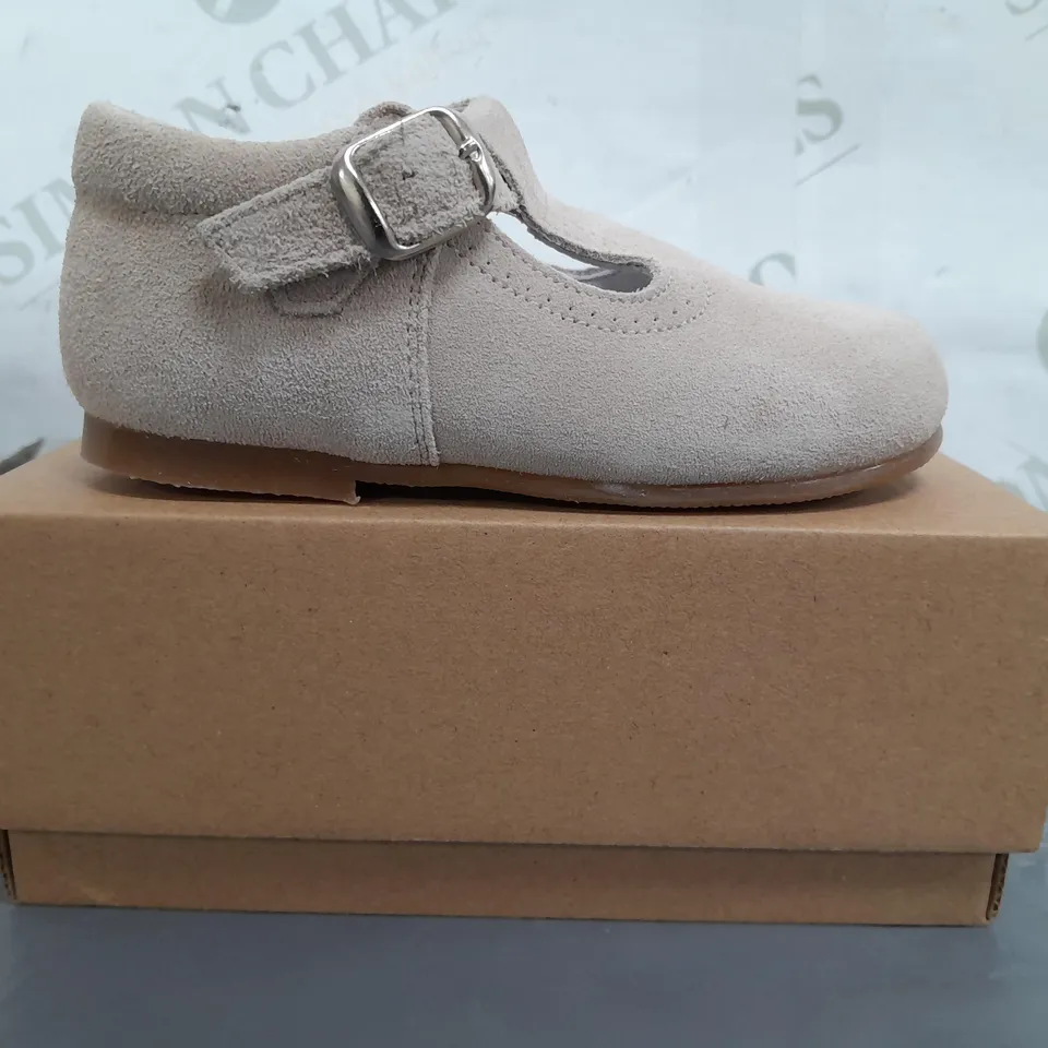 BOXED PAIR OF PEPA LONDON KIDS SHOES IN BEIGE EU SIZE 22