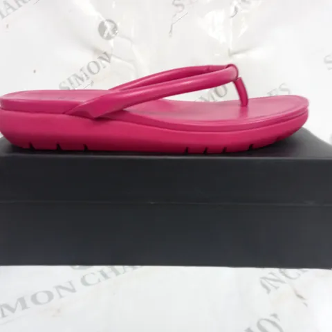 BOXED PAIR OF NATURALIZER SANDALS IN PINK SIZE 6.5