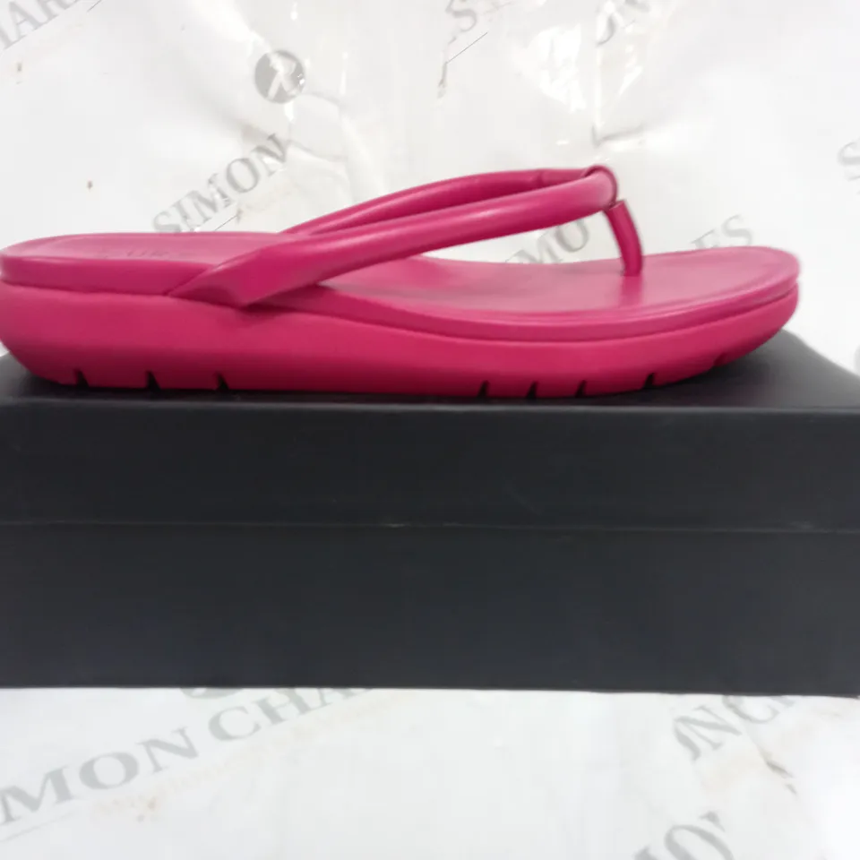 BOXED PAIR OF NATURALIZER SANDALS IN PINK SIZE 6.5