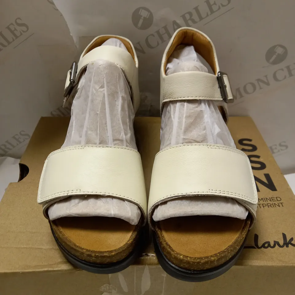 CLARKS WHITE LEATHER LIZBY SANDALS - SIZE 4
