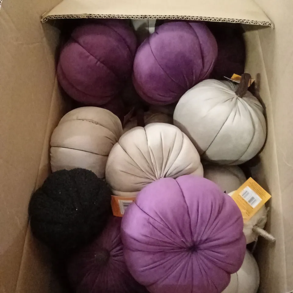 PALLET CONTAINING A LARGE ASSORTMENT OF BRAND NEW HALLOWEEN GOODS AND PRODUCTS TO INCLUDE; PLUSH PUMPKINS ETC