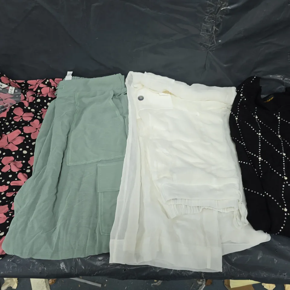 APPROXIMATELY 20 ASSORTED CLOTHING ITEMS IN VARIOUS COLOURS, STYLES AND SIZES