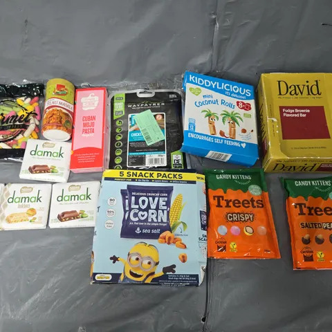 APPROXIMATELY 10 ASSORTED FOOD ITEMS TO INCLUDE DAMAK CHOCOLATE, WAYFAYRER PACKET MEAL, AND DAVID FUDGE BROWNIE FLAVOURED BAR ETC.
