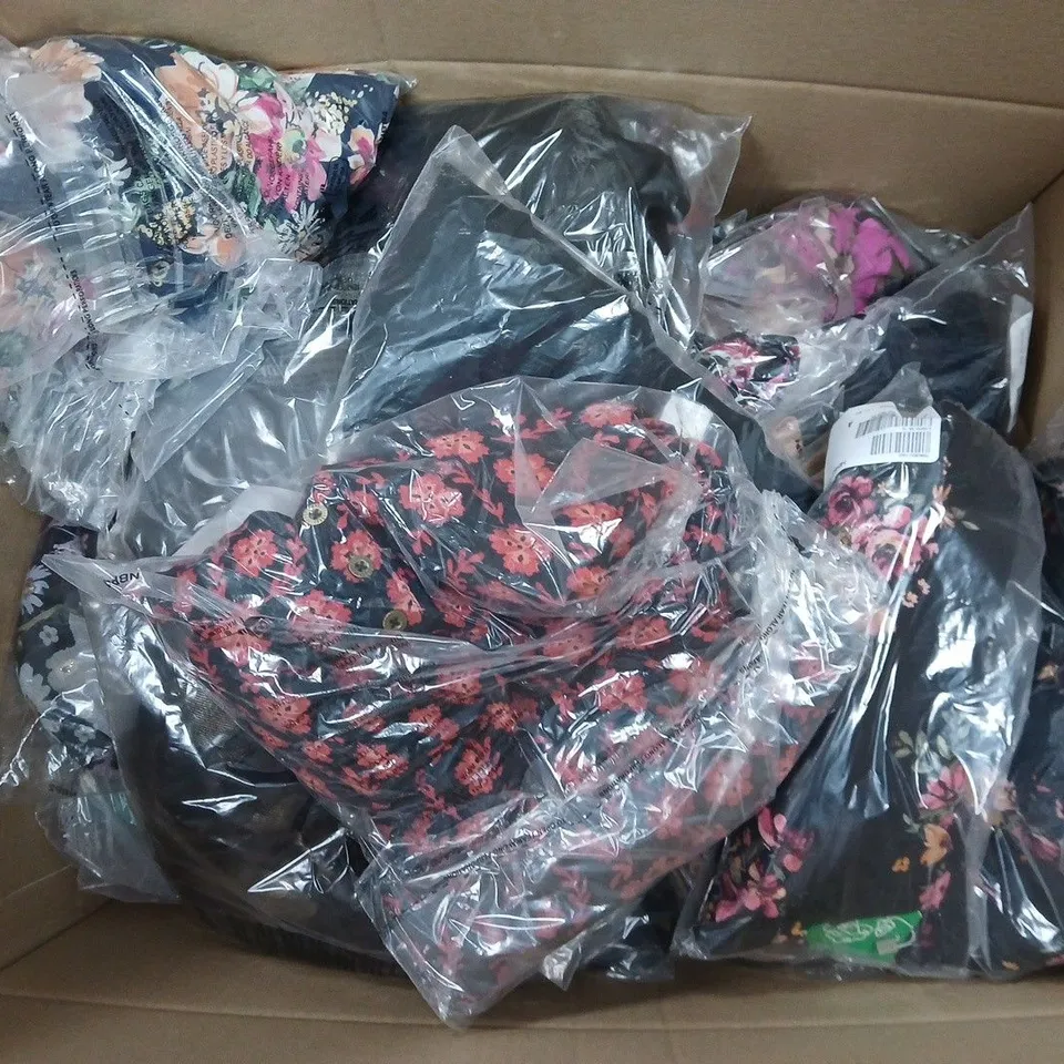 APPROXIMATELY 30 ASSORTED CLOTHING ITEMS IN VARIOUS STYLES, SIZES & COLOURS TO INCLUDE DRESSES, JUMPERS. TANK TOP, ETC