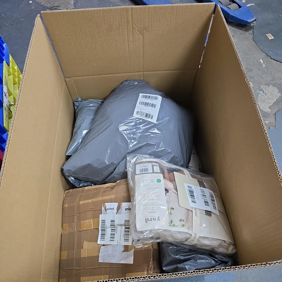 BOX OF APPROXIMATELY 10 ASSORTED HOUSEHOLD ITEMS TO INCLUDE BEDDING ETC
