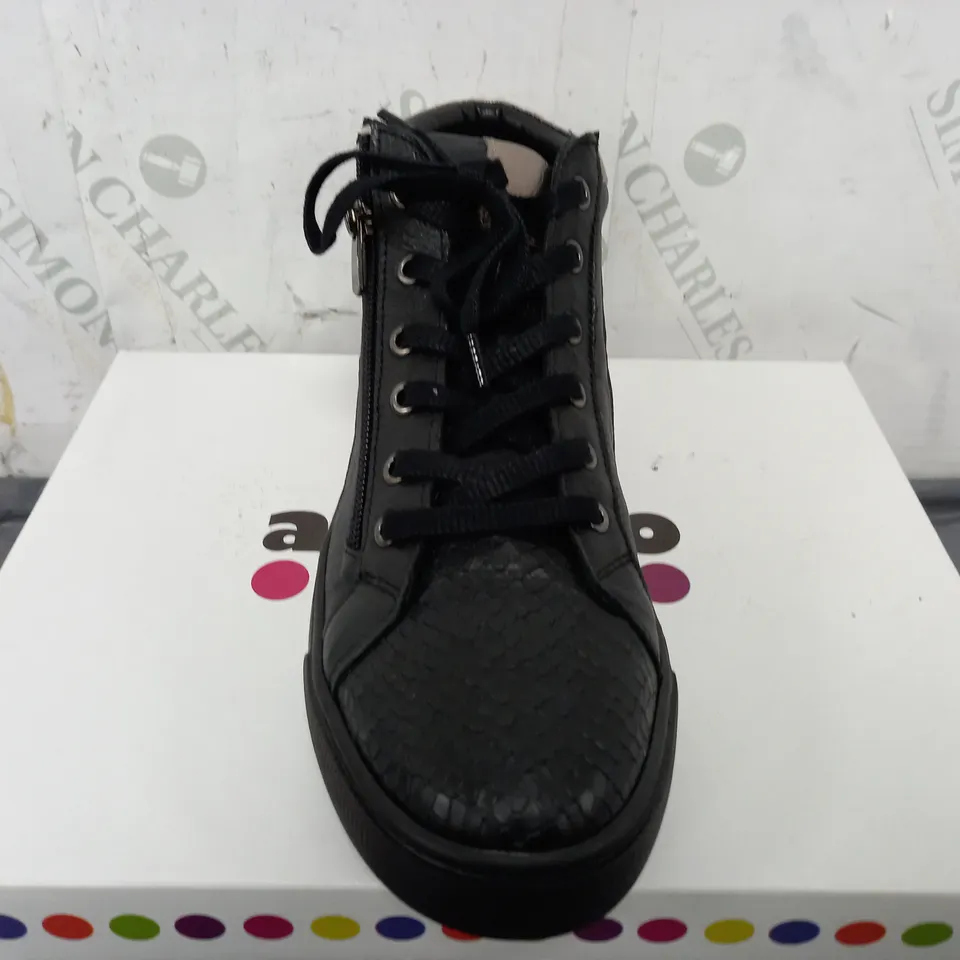 BOXED ADESSO SCALE EFFECT SIDE ZIO LAXE UP SHOES IN BLACK - SIZE 39