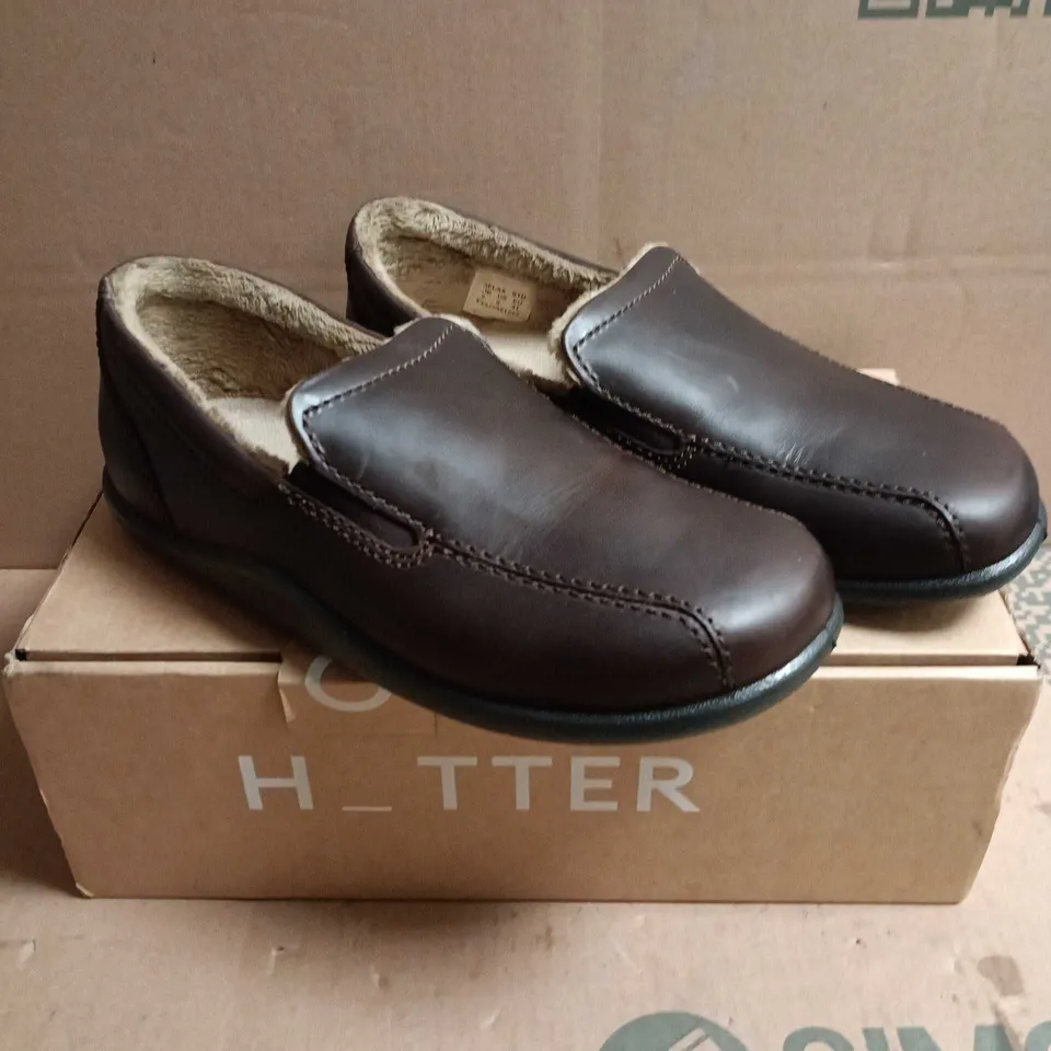 BOXED PAIR OF HOTTER RELAX DARK BROWN LEATHER SLIPPERS FOR MEN – UK 7