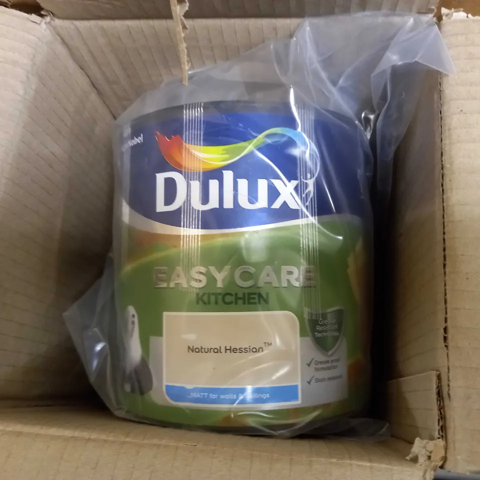 LOT OF APPROX 4 ASSORTED PACKAGED BOXED PAINTS TO INCLUDE: DULUX EASY CARE KITCHEN, DULUX WASHABLE & TOUGH, DULUX LIGHT AND SPACE
