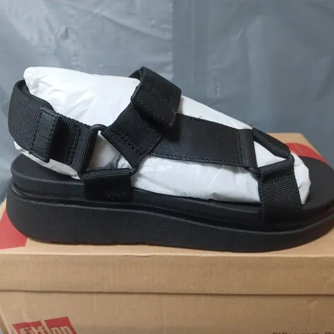 BOXED PAIR OF FITFLOP GEN-FF WEBBING/LEATHER BACKSTRAP SANDALS IN BLACK - UK 6