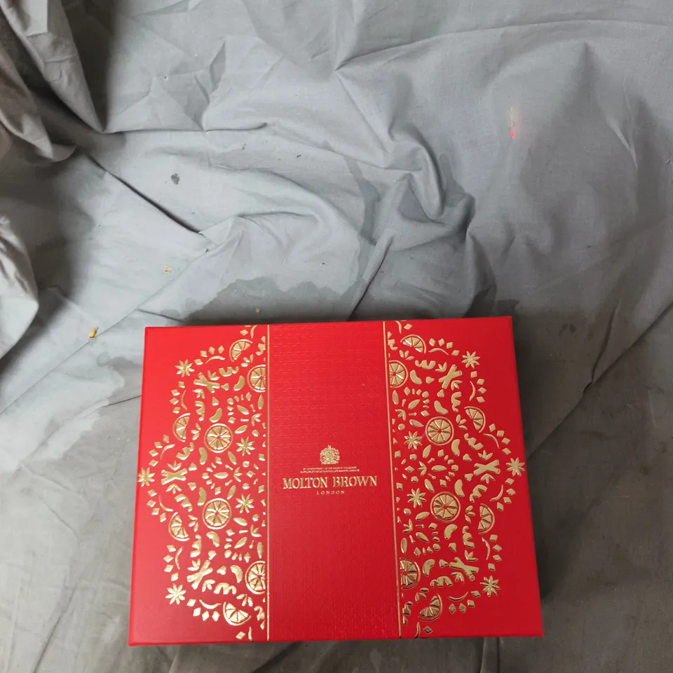 BOX OF APPROXIMATELY 10 ASSORTED ITEMS TO INCLUDE: MOLTON BROWN GIFT SET AND 10 IN 1 TECH SET