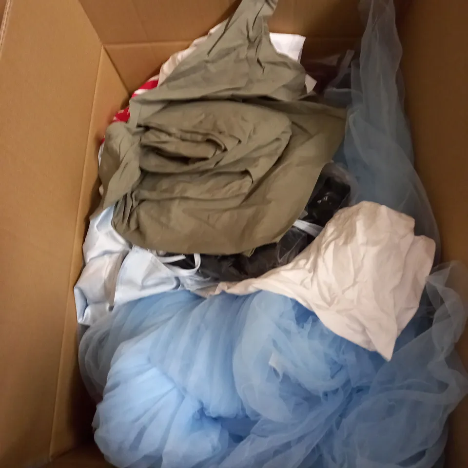 BOX OF APPROX 35 ASSORTED CLOTHING ITEMS TO INCLUDE - DRESSES, T-SHIRTS AND TROUSERS