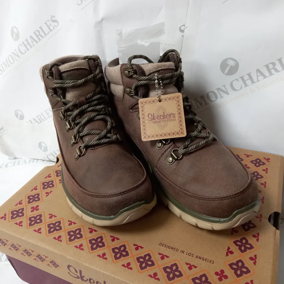 BOXED SKECHERS SYNERGY WARM TECH BOOTS, BROWN - SIZE 5.5