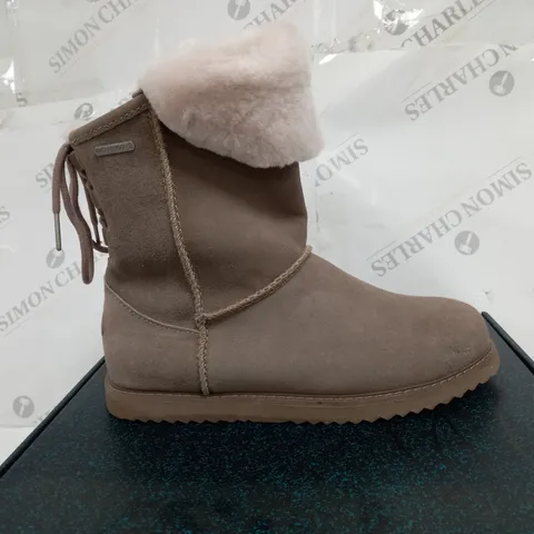 BOXED PAIR OF EMU AUSTRALIA BIRDWOOD WATERPROOF SHEEPSKIN BOOTS IN MUSHROOM UK SIZE 7
