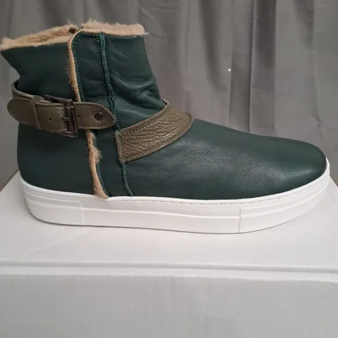 BOXED PAIR OF ADESSO HEATHER LEATHER TRAINERS IN GREEN SIZE 7