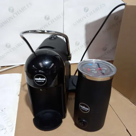 LAVAZZA A MODO MIO COFFEE MACHINE 
