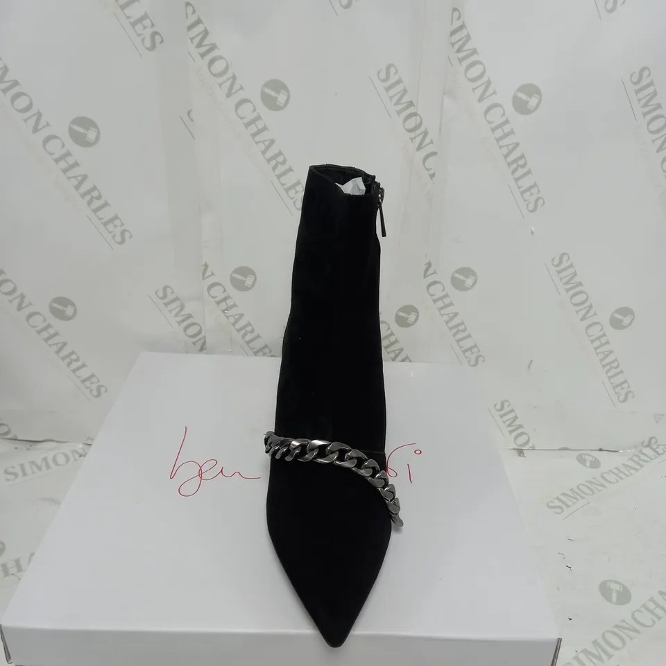 BOXED BEN DE LISI CHAIN LINK ANKLE BOOTS SIZE 6