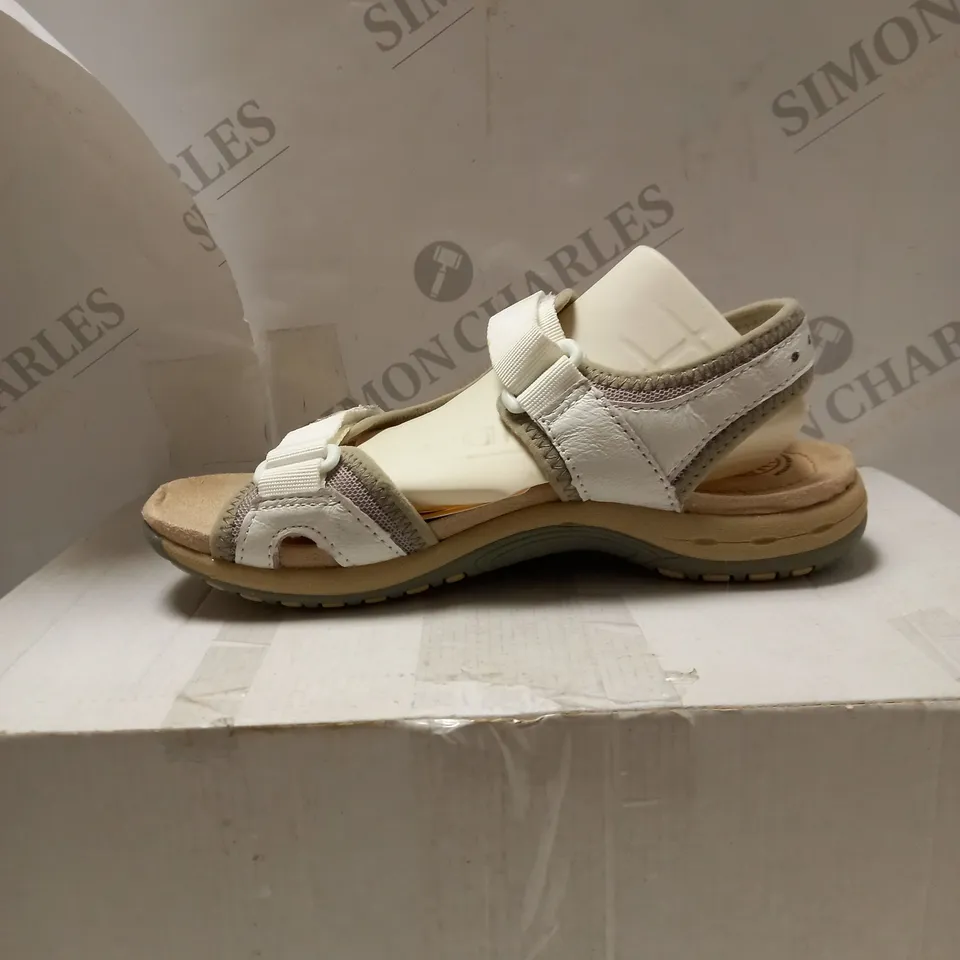EARTH SPIRIT DOUBLE STRAP WHITE SANDAL - SIZE 3
