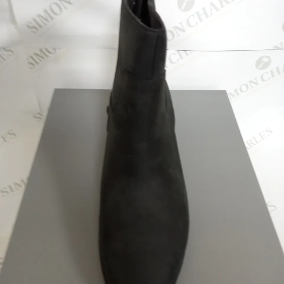 BOXED PAIR OF VIONIC LOW HEEL ANKLE BOOTS IN BLACK SIZE 7.5