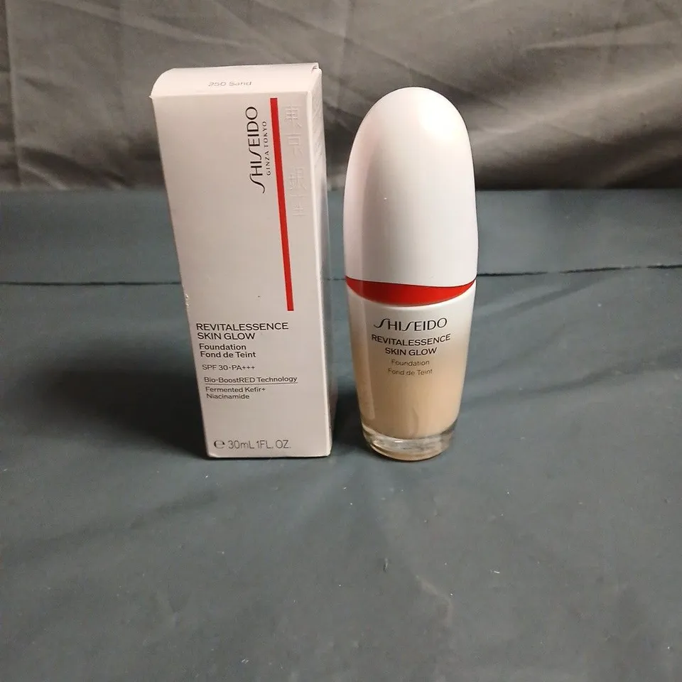 SHISEIDO REVITALESSENCE SKIN GLOW FOUNDATION – 30ML, BOXED