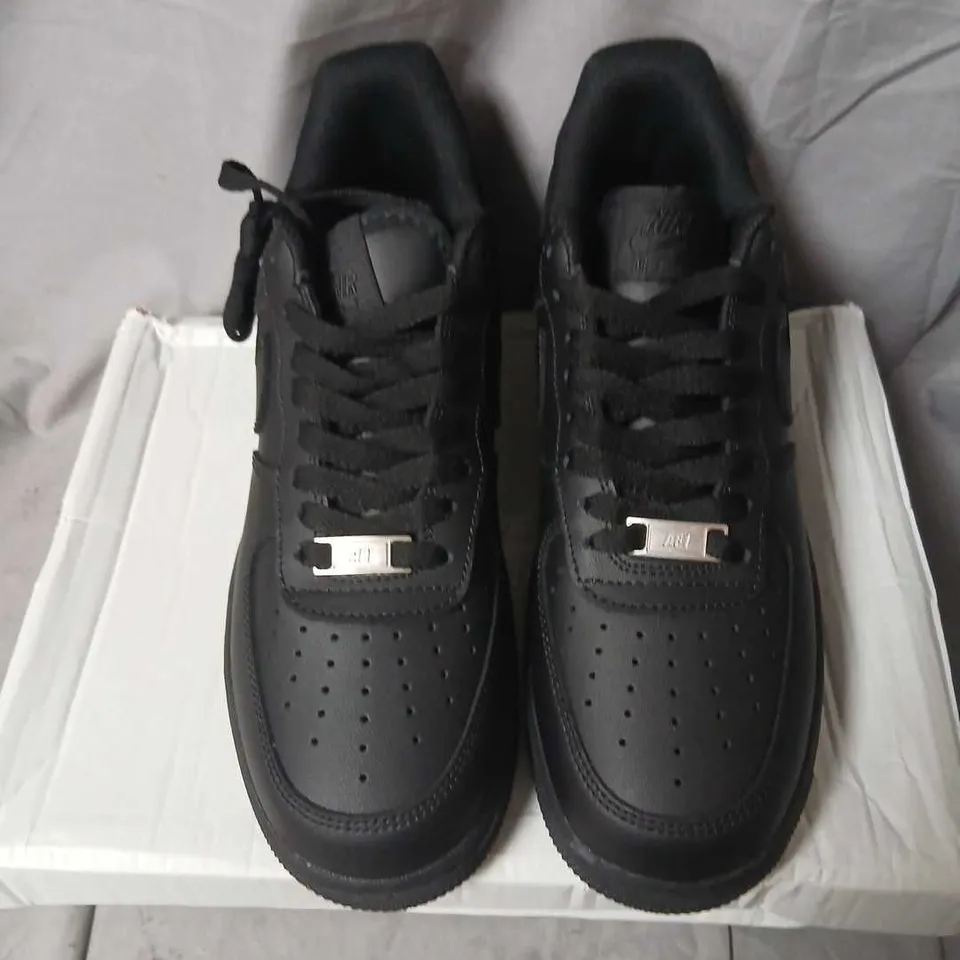 NIKE AIR FORCE 1 '07 BLACK TRAINERS – UK SIZE 6