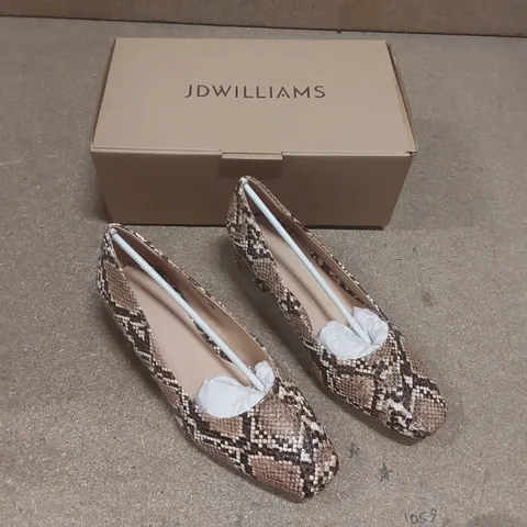 BOX CONTAINING APPROXIMATELY 10x BRAND NEW JD WILLIAMS BLOCK HEEL EEE FIT SNAKE PATTERN SHOES - SIZE 6EEE
