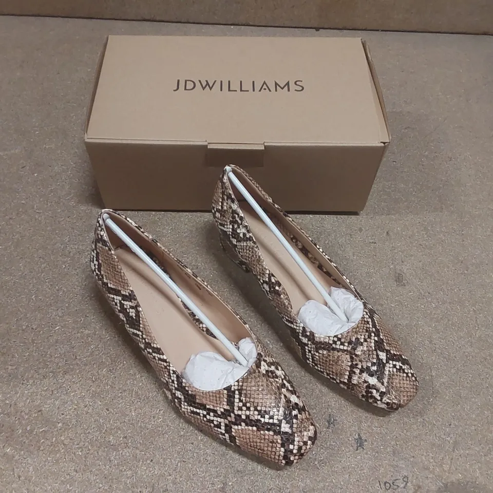 BOX CONTAINING APPROXIMATELY 10x BRAND NEW JD WILLIAMS BLOCK HEEL EEE FIT SNAKE PATTERN SHOES - SIZE 6EEE