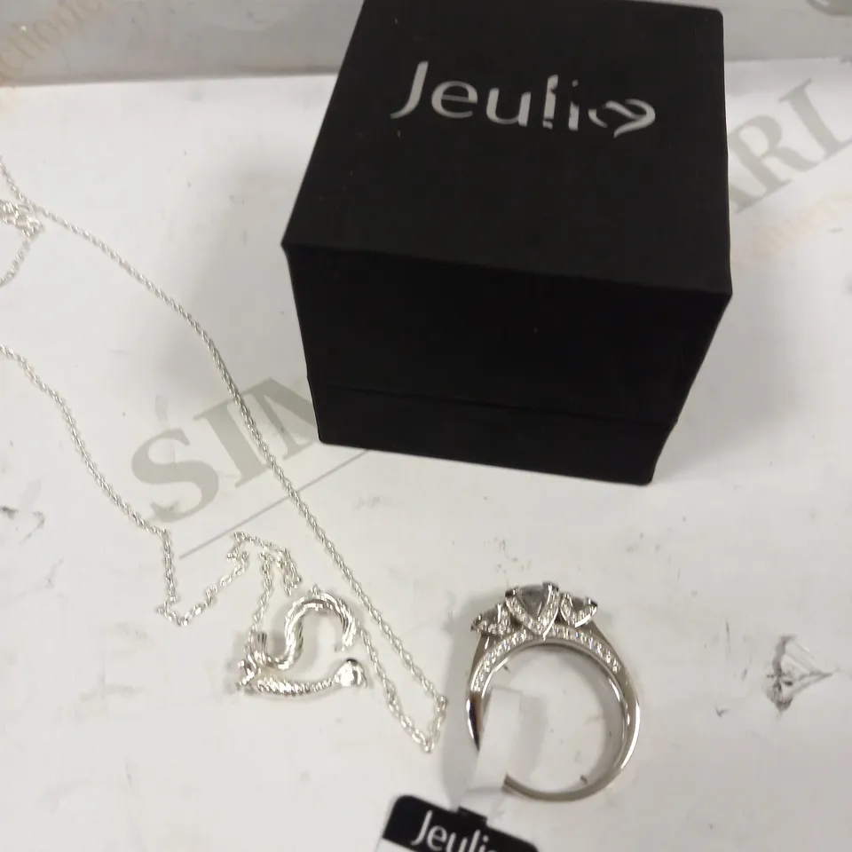 JEULIA SIMPLE THREE STONE PRINCESS CUT SILVER RING & NECKLACE 