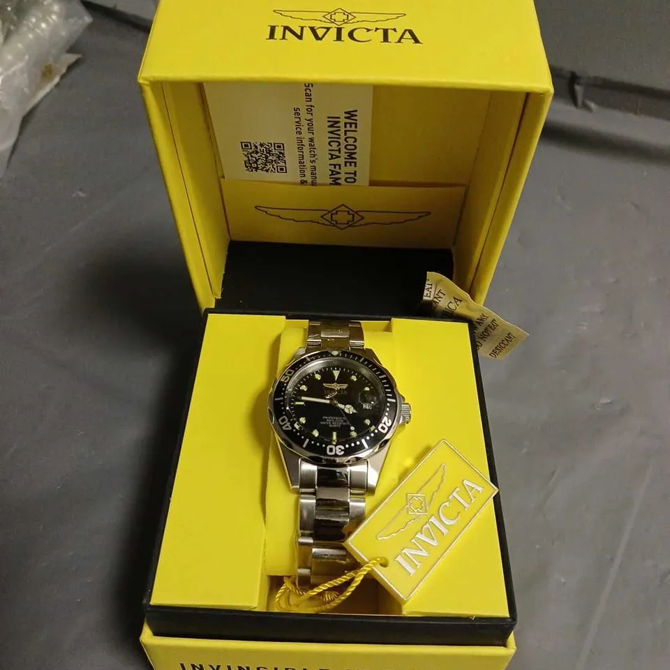 BOXED INVICTA STAINLESS STEEL GENTS WATCH WITH BLACK DIAL