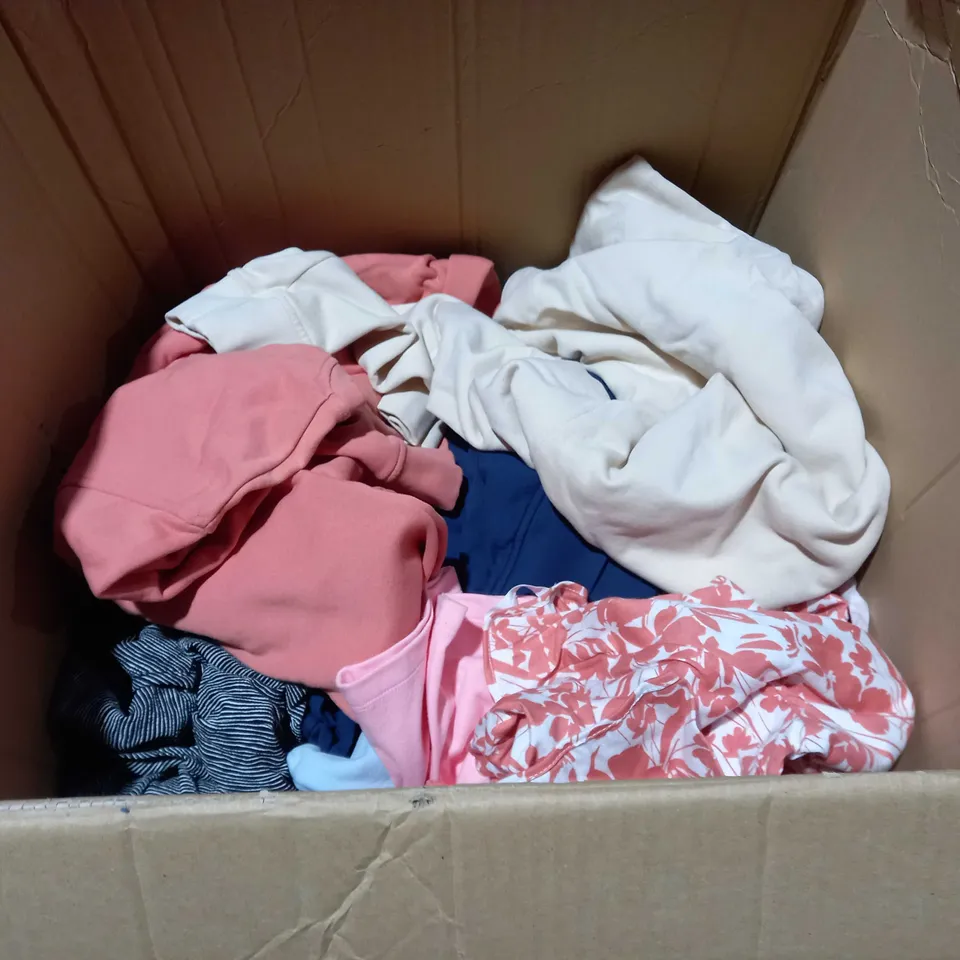LARGE QUANTITY OF ASSORTED CLOTHING ITEMS TO INCLUDE FINERY JUMPERS AND FRANK USHER + CAROLE HOCHMAN DRESSES - VARIOUS SIZES