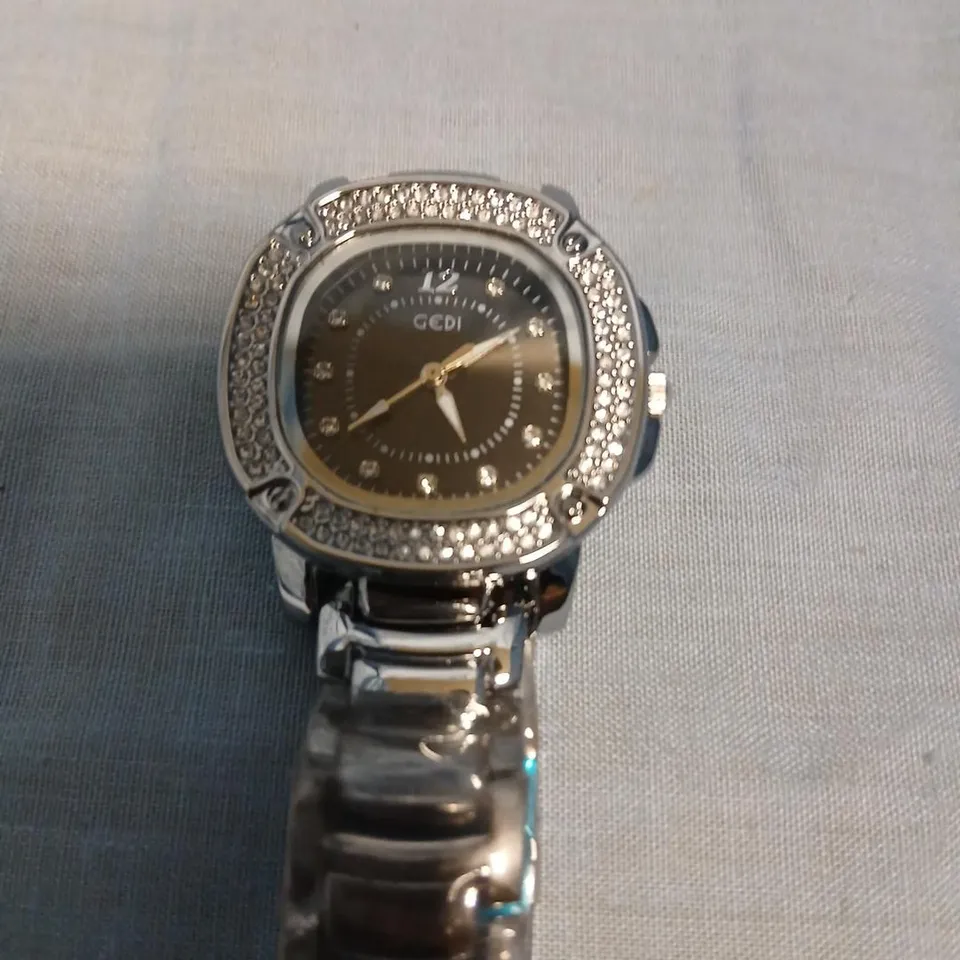 STAINLESS STEEL WATCH WITH CRYSTAL-EMBEDDED BEZEL – SILVER BRACELET
