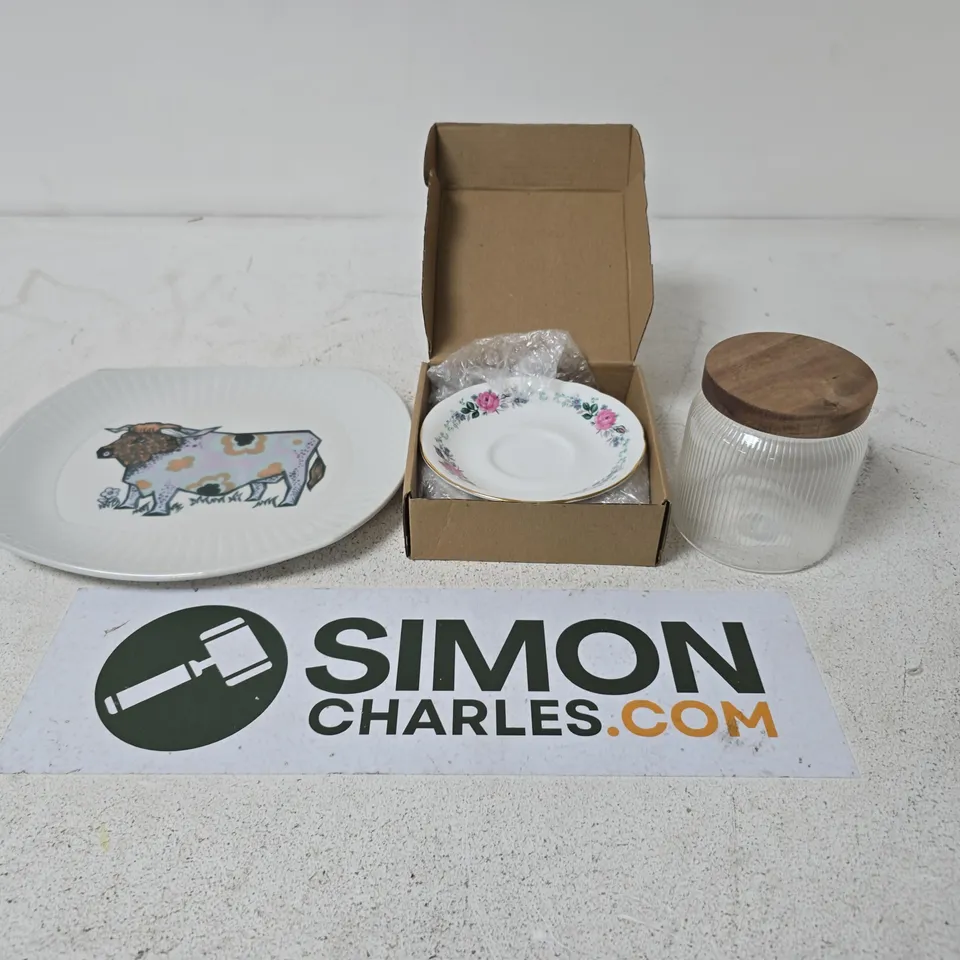 LOT OF APPROXIMATELY 15 ASSORTED POTTERY AND GLASS ITEMS TO INCLUDE PLATES, A GLASS JAR WITH LID AND SAUCERS