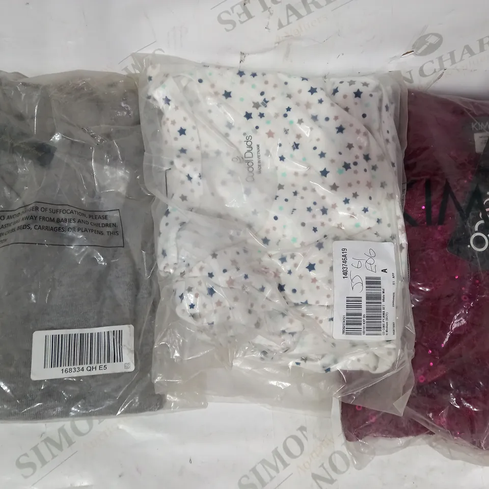 BOX OF APPROXIMATELY 15 ASSORTED CLOTHING AND FASHION ITEMS OF VARIOUS COLOURS AND STYLES TO INCLUDE KIM & CO, CUDDL DUDS, RUTH LANGSFORD, ETC