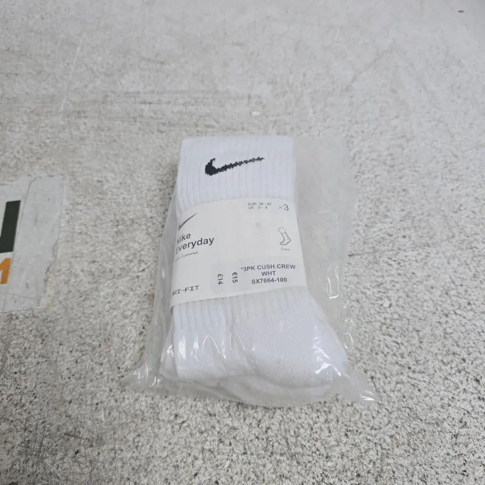 NIKE EVERYDAY WHITE SOCKS DRI-FIT SET OF 3 SIZE 5 - 8
