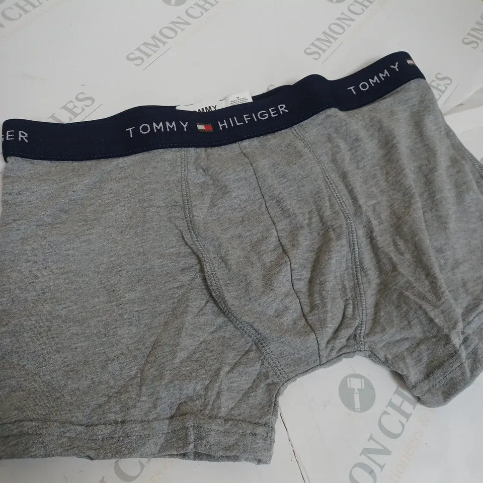 MENS TOMMY HILFIGER BOXERS - SIZE MEDIUM