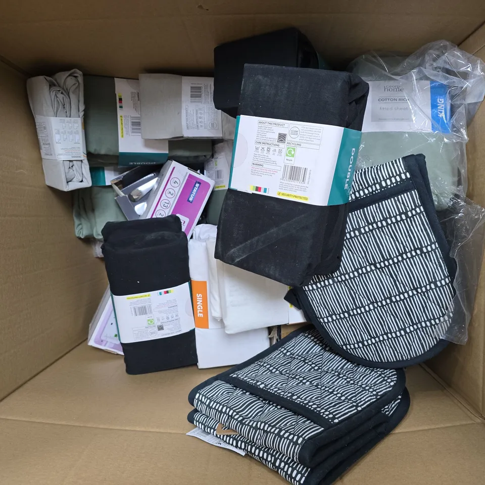 APPROXIMATELY 20 ASSORTED HOMEWARE ITEMS TO INCLUDE YORK 16 PIECE CUTLERY SET, STATUS EXTENSION LEAD, SISTEMA HYDRATE BOTTLE, ETC - COLLECTION ONLY