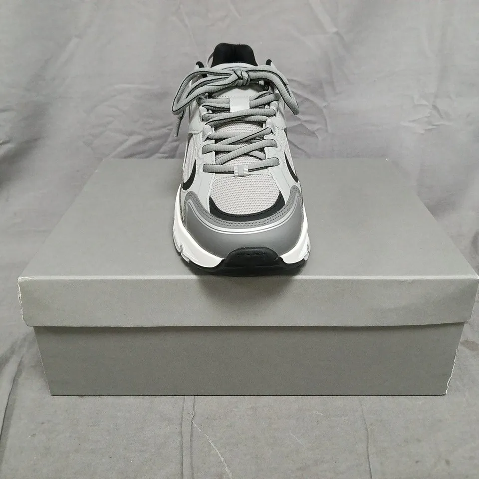 BOXED PAIR OF CLEENS PULSE RUNNER TRAINERS IN MOON GREY SIZE UK 10.5