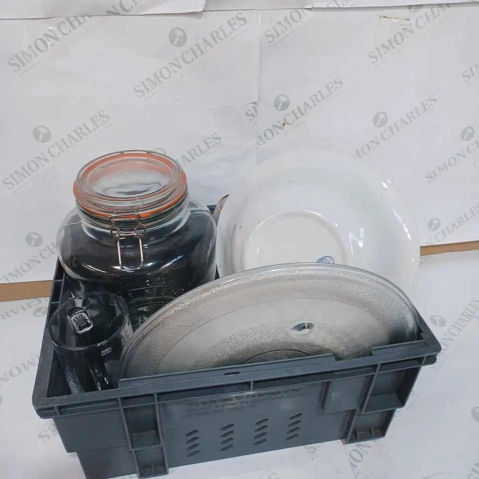 BOX TO CONTAIN APPROXIMATELY 10 ASSORTED ITEMS OF GLASSWARE, INCLUDING A JAR, GLASSES AND PLATES ETC - COLLECTION ONLY