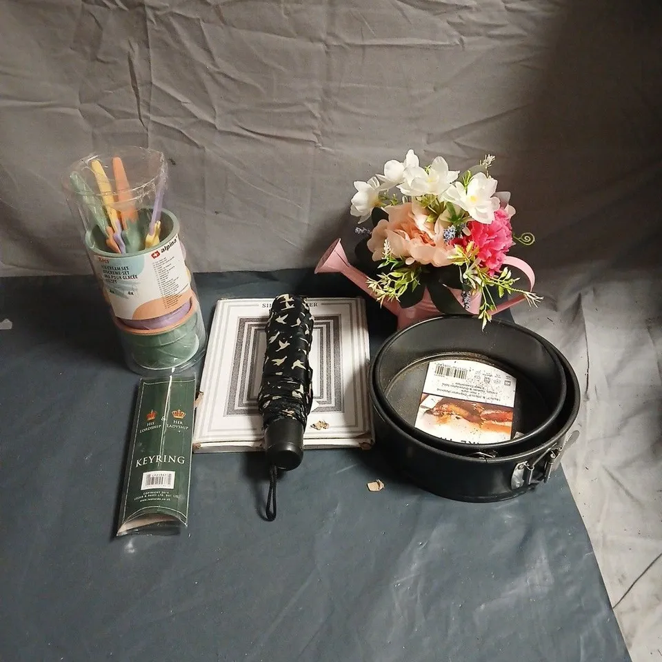 BOX OF APPROXIMATELY 20 ASSORTED HOUSEHOLD ITEMS TO INCLUDE CAKE TINS, MUM IN A MILLION FLOWERS IN WATER JUG ORNAMENT, UMBRELLA, HER LADYSHIP KEY RING, FRAME ETC
