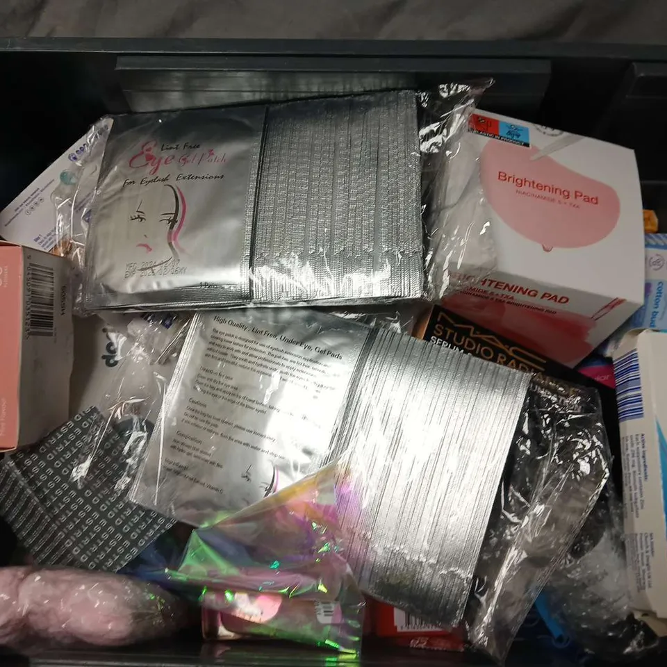 APPROXIMATELY 15 ASSORTED COSMETICS ITEMS TO INCLUDE WAVE HELLO CONDITIONER, BRIGHTENING PAD, AVEENO CREAM, ETC - COLLECTION ONLY