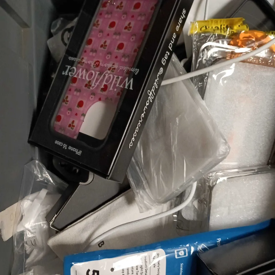 APPROXIMATELY 15 ASSORTED SMARTPHONE ACCESSORIES TO INCLUDE CHARGING CABLES, POWERBANKS, PHONE CASES ETC 
