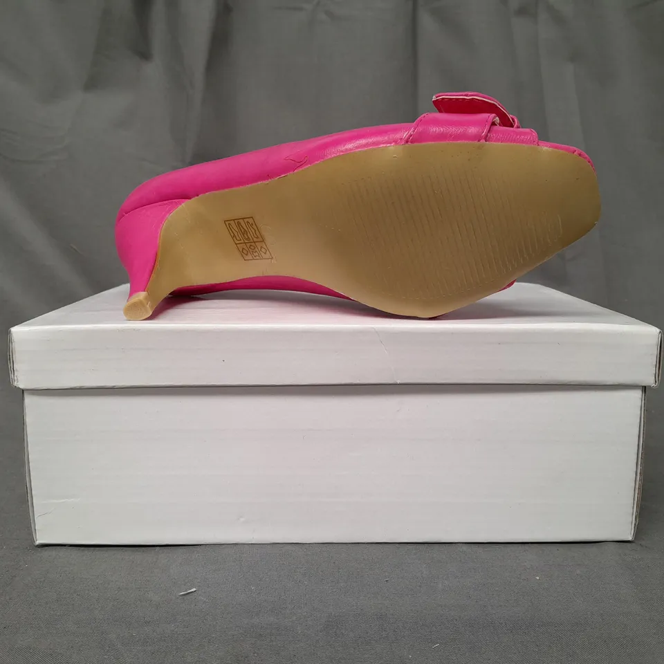 BOXED PAIR OF DESIGNER OPEN TOE MID HEELED SHOES IN FUCHSIA EU SIZE 36