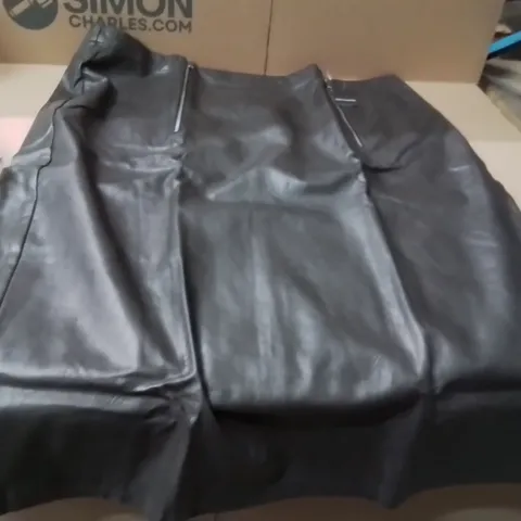 BOXED BRAND NEW APPROXIMATELY 7 JD WILLIAMS DISTRESSED PU SKIRT BLACK SIZE 28