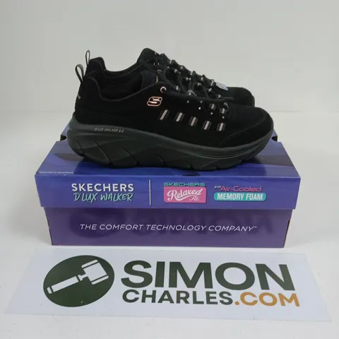 BOXED PAIR OF SKECHERS D'LUX WALKER 2.0 TRAINERS IN BLACK - UK 7