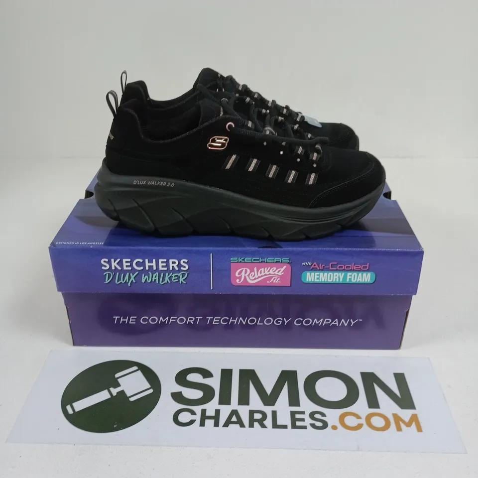 BOXED PAIR OF SKECHERS D'LUX WALKER 2.0 TRAINERS IN BLACK - UK 7